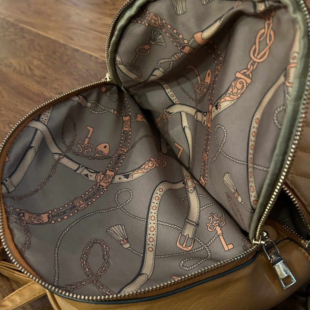 Backpack - Picture 5 of 6